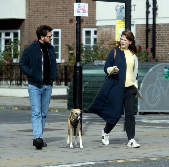 Exclusif - Kit Harington ("Games of Thrones") et sa femme Rose Leslie promènent leur chien à Londres, le 25 septembre 2020.