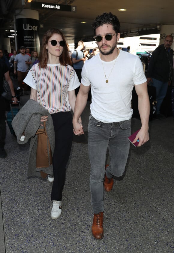 Kit Harington et sa femme Rose Leslie, main dans la main, prennent un avion à l'aéroport de Los Angeles, le 6 janvier 2020.