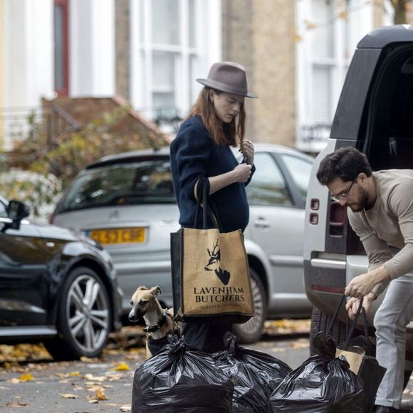 Exclusif - Les stars de la série Game of Thrones, Kit Harington et sa femme Rose Leslie enceinte de leur premier enfant, chargent leur Land Rover Defender à Londres, le 28 octobre 2020.
