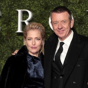 Peter Morgan, Gillian Anderson - Les célébrités lors de l'avant-première de la troisième saison de la série 'The Crown' à Londres.