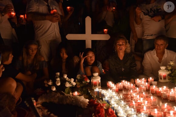 Alcéa Boudou, Laeticia Hallyday et ses filles Jade et Joy, Philippe Stouvenot - Pour le deuxième anniversaire de la mort de Johnny, Laeticia Hallyday et ses filles Jade et Joy se recueillent sur sa tombe au cimetière de Lorient à Saint-Barthélémy le 5 décembre 2019.