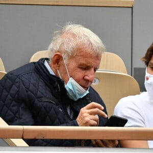 Patrick Poivre D'Arvor et son petit fils Jérémy - Internationaux de tennis de Roland-Garros à Paris. Le 8 octobre 2020 © Chryslene Caillaud / Panoramic / Bestimage