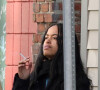 Exclusif - Malia Obama et son compagnon Rory Farquharson font une pause cigarette à Harvard, le 31 janvier 2020.