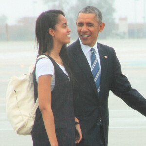 Le président américain Barack Obama, accompagné de sa fille Malia, quitte Los Angeles à bord d'Air Force One. © Tony Lowe/Globe Photos via ZUMA Wire/Bestimage