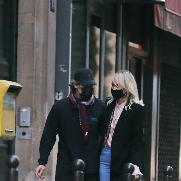 Exclusif - Laeticia Hallyday et son compagnon Jalil Lespert sortent de chez Jalil à Paris pour aller à la pharmacie, alors que Carl met les valises dans la voiture pour repartir avec les enfants de Jalil (Aliosha et Kahina) se confiner à Marnes-la-Coquette, le 13 novembre 2020. 