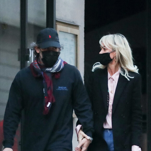 Exclusif - Laeticia Hallyday et son compagnon Jalil Lespert sortent de chez Jalil à Paris pour aller à la pharmacie, alors que Carl met les valises dans la voiture pour repartir avec les enfants de Jalil (Aliosha et Kahina) se confiner à Marnes-la-Coquette, le 13 novembre 2020. 