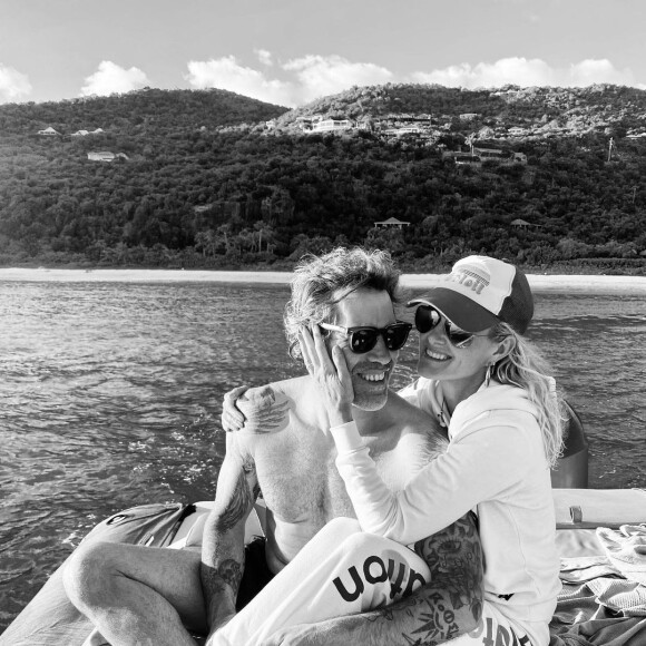 Laeticia Hallyday et Jalil Lespert posant pour leur première photo à deux sur Instagram, lors de leurs vacances à Saint-Barthélemy, à la mi-décembre.