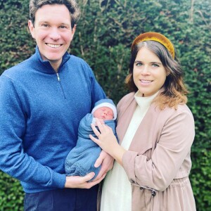 La princesse Eugenie a révélé le nom complet de son fils sur Instagram le 20 février 2021. Il s'appelle August Philip Hawke Brooksbank.