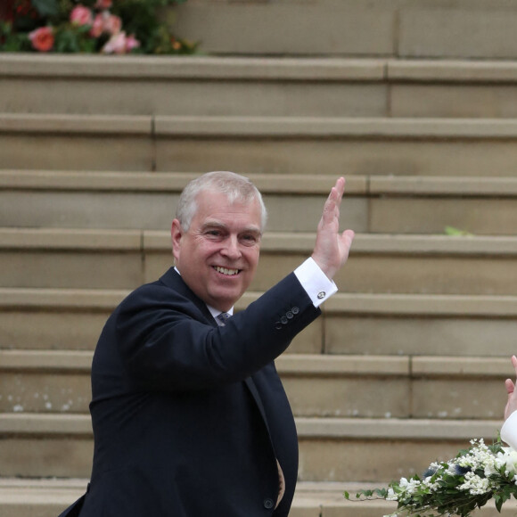 La princesse Eugenie d'York (robe Peter Pilotto) et le prince Andrew, duc d'York - Les invités arrivent à la chapelle St. George pour le mariage de la princesse Eugenie d'York et Jack Brooksbank au château de Windsor, Royaume Uni, le 12 octobre 2018. 