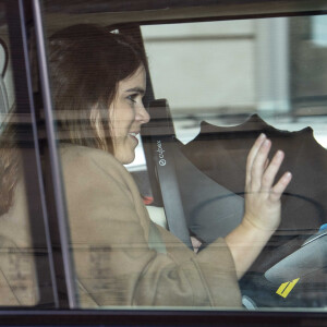 La princesse Eugénie d'York et son mari Jack Brooksbank avec leur fils quittent l'hôpital de Portland, Royaume Uni, le 12 février 2021. 