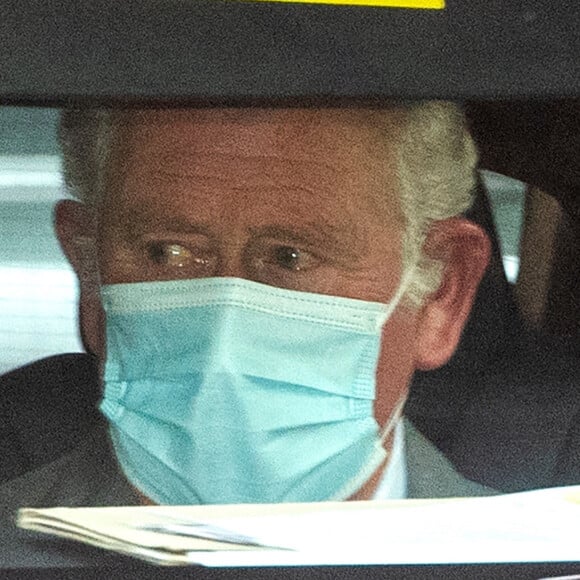 Le prince Charles très ému après avoir rendu visite à son père le prince Philip, hospitalisé à l'hôpital du roi Édouard VII à Londres. 