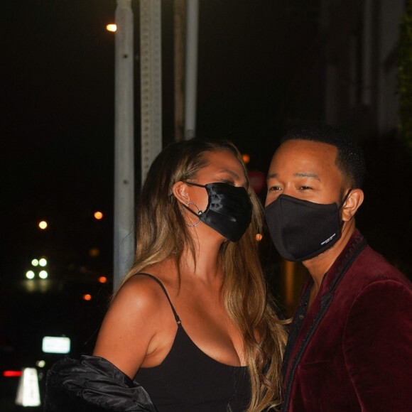 Exclusif - Chrissy Teigen et son mari John Legend prennent la pose après un dîner en amoureux à Los Angeles, le 14 février 2021, jour de la Saint-Valentin.