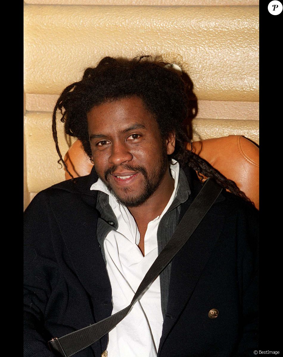 Tonton David pose à la première du film Babel au Grand Rex à Paris.