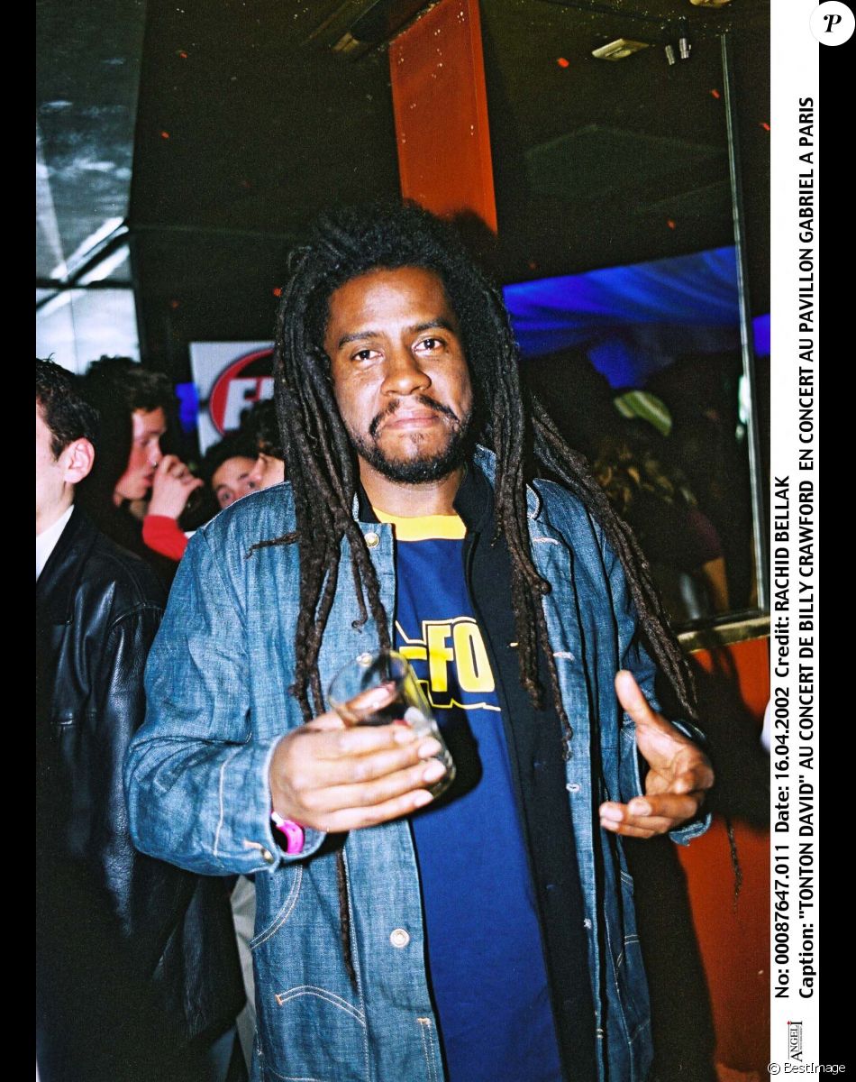 Tonton David prend la pose au concert de Billy Crawford au Pavillon Gabriel à Paris en 2002.
