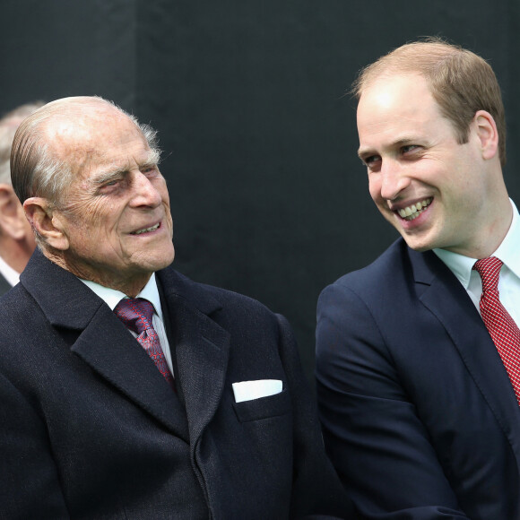 Le prince Philip, duc d'Edimbourg, et le prince William, duc de Cambridge, lors de la célébration du 800ème anniversaire de "Magna Carta" à Runnymede.