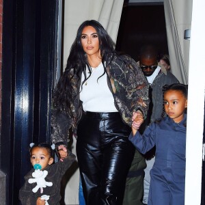 Kim Kardashian et son mari Kanye West à la sortie de leur hôtel avec leurs enfants S. West, North West et Chicago West à New York, le 29 septembre 2019