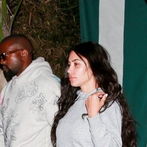 Exclusif - Kim Kardashian (sans maquillage) et son mari Kanye West à la sortie d'un dîner au Bungalow à Santa Monica le 18 août 2019. Kim avait choisi une tenue en accord avec son mauillage : plutôt décontractée. Un petit combo gagnant sweat uni, jogging basket pour madame et Kanye West arborait une attelle au poignet gauche.