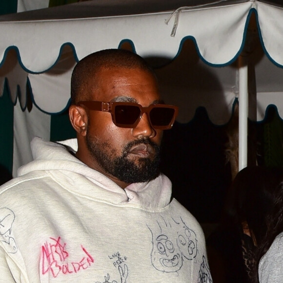 Exclusif - Kim Kardashian (sans maquillage) et son mari Kanye West à la sortie d'un dîner au Bungalow à Santa Monica le 18 août 2019. Kim avait choisi une tenue en accord avec son mauillage : plutôt décontractée. Un petit combo gagnant sweat uni, jogging basket pour madame et Kanye West arborait une attelle au poignet gauche.