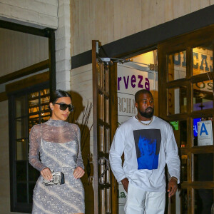 Exclusif - Kanye West et sa femme Kim Kardashian sont allés dîner dans un restaurant mexicain à Calabasas. Il semblerait que Kim souffre d'ezcéma sur les jambes. La star de télé-réalité aurait également besoin d'une pédicure. Après le dîner, Kanye a emmené Kim dans ses showrooms, le 5 aout 2019.