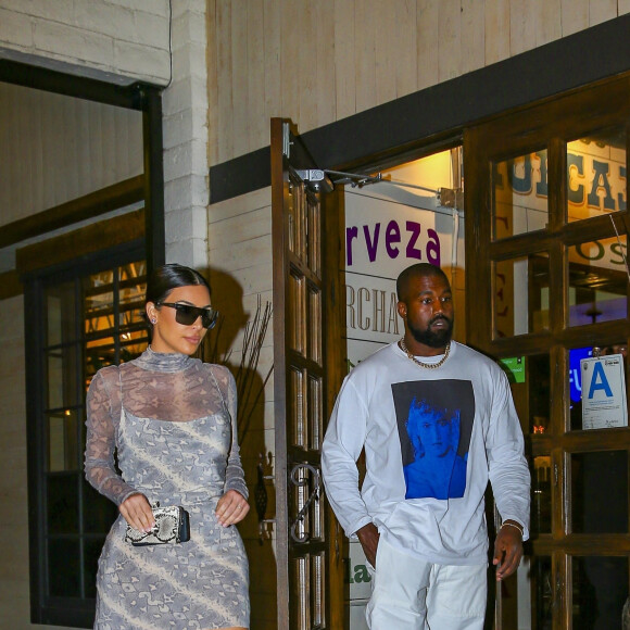 Exclusif - Kanye West et sa femme Kim Kardashian sont allés dîner dans un restaurant mexicain à Calabasas. Il semblerait que Kim souffre d'ezcéma sur les jambes. La star de télé-réalité aurait également besoin d'une pédicure. Après le dîner, Kanye a emmené Kim dans ses showrooms, le 5 aout 2019.