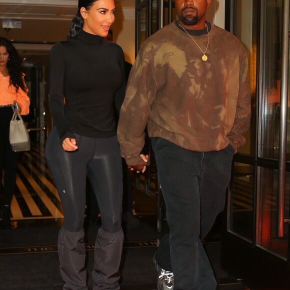 Kim Kardashian et son mari Kanye West main dans la main à la sortie de leur hôtel le lendemain de la soirée du Met Gala à New York, le 7 mai 2019.