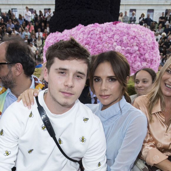 Brooklyn Beckham et Victoria Beckham au défilé de mode Dior Homme collection Printemps-Eté 2019 à la Garde Républicaine lors de la fashion week à Paris, le 23 juin 2018. © Olivier Borde/Bestimage 