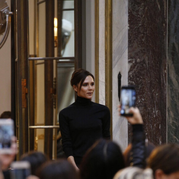 Victoria Beckham salue son mari et ses enfants à la fin de son défilé lors de la fashion week à New York le 11 février 2018.
