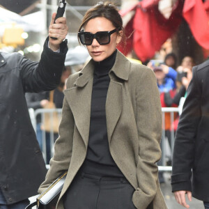 Victoria Beckham et son mari D. Beckham sont allés bruncher avec leurs enfants au restaurant français Balthazar" dans le quartier de Soho à New York. En début de matinée la petite famille a assisté au défilé de mode de Victoria. Le 11 février 2018 