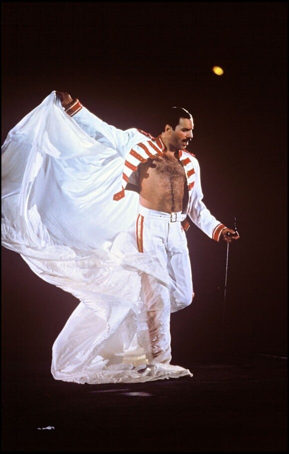Freddie Mercury sur scène en juillet 1986