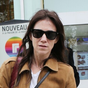 Charlotte Gainsbourg et son compagnon Yvan Attal quittent les studios de Radio France à Paris, le 23 octobre 2019. © Jonathan Rebboah / Panoramic / Bestimage