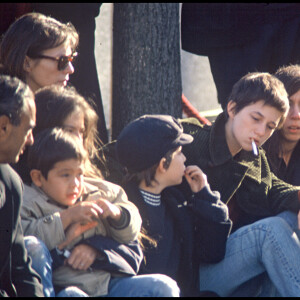 Archives - Bambou, son fils Lucien, Jane Birkin, Charlotte Gainsbourg aux obsèques de Serge Gainsbourg, au cimetière Montparnasse.