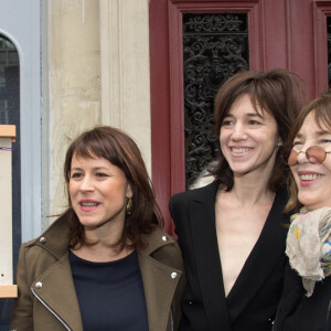 Delphine Bürkli (maire du 9e), Charlotte Gainsbourg et sa mère Jane Birkin - Cérémonie d'inauguration de la plaque commémorative en l'honneur de Serge Gainsbourg, au 11 bis Rue Chaptal à Paris. Le 10 Mars 2016.