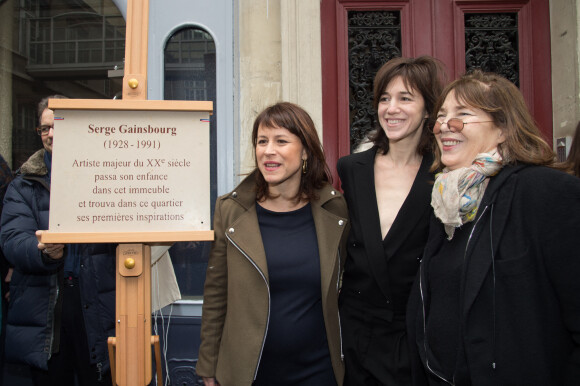 Delphine Bürkli (maire du 9e), Charlotte Gainsbourg et sa mère Jane Birkin - Cérémonie d'inauguration de la plaque commémorative en l'honneur de Serge Gainsbourg, au 11 bis Rue Chaptal à Paris. Le 10 Mars 2016.