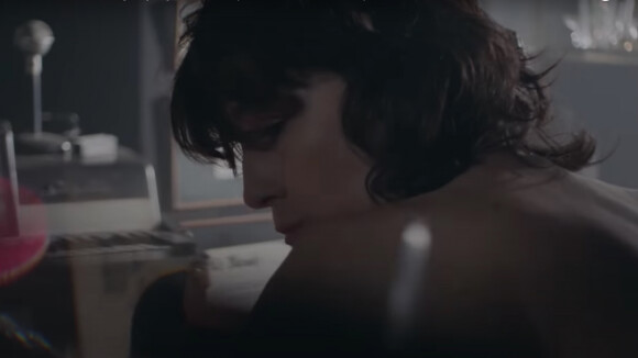 Charlotte Gainsbourg dans le clip du titre "Lying with you". Décembre 2017.