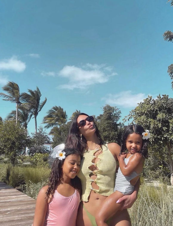 Kim Kardashian consacre tout son temps et ses publications Instagram à ses enfants.