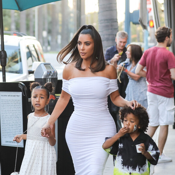Kim Kardashian et ses enfants North et Saint West à Beverly Hills, le 30 juin 2020.