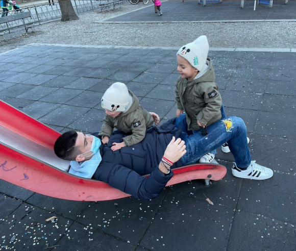 Le footballeur Alvaro Morata et ses deux enfants. Janvier 2021.