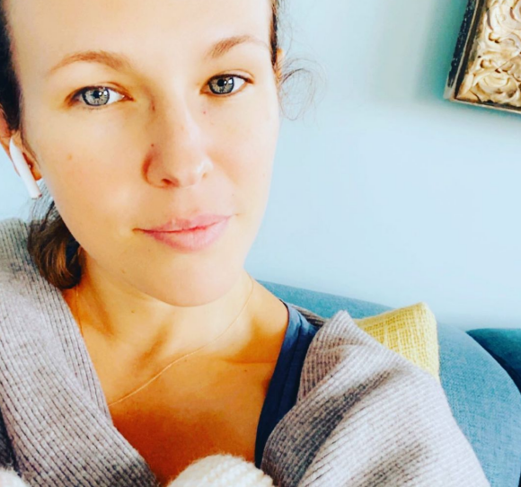 Lorie Pester prochainement de retour dans "Demain nous appartient" - Instagram. Elle pose avec sa fille Nina.