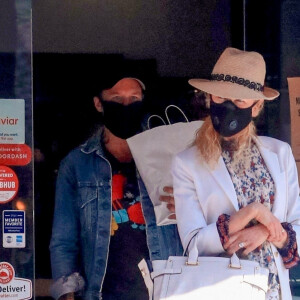 Exclusif - Nicole Kidman et son mari Keith Urban sortent du café Ferrarini où ils ont déjeuné et pris des pâtisseries à emporter à Los Angeles, le 25 juin 2020.