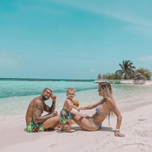 Jessica Thivenin aux Maldives avec Thibault et leur fils Maylone, février 2021