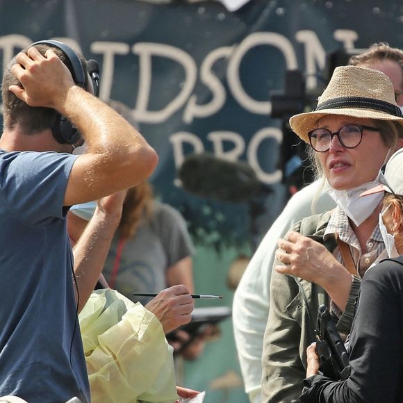 Exclusif - Julie Delpy sur le tournage de la prochaine série de Netflix "On The Verge" dans le quartier de Venice Beach à Los Angeles. Le 30 septembre 2020.