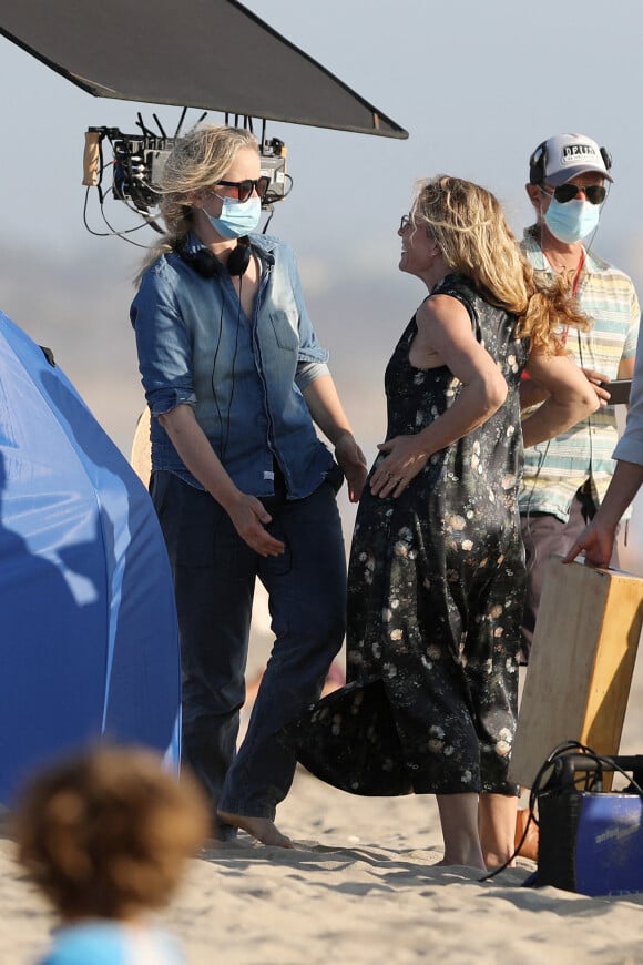 Exclusif - La réalisatrice Julie Delpy - Elisabeth Shue sur le tournage de la séries "On The Verge" (Netflix Canal Plus) à Venice Beach. Le 23 septembre 2020.