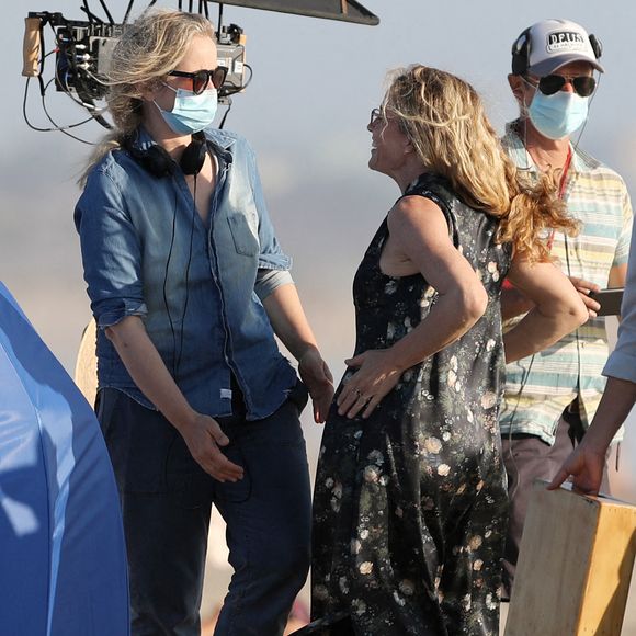 Exclusif - La réalisatrice Julie Delpy - Elisabeth Shue sur le tournage de la séries "On The Verge" (Netflix Canal Plus) à Venice Beach. Le 23 septembre 2020.
