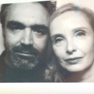 Julie Delpy et son compagnon mystère sur Instagram. le 31 octobre 2020.