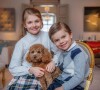 La princesse Estelle et son frère le prince Oscar, les enfants de la princesse héritière Victoria, posent au palais Haga, le 23 février 2021 sur Instagram.