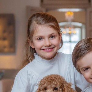 La princesse Estelle et son frère le prince Oscar, les enfants de la princesse héritière Victoria, posent au palais Haga, le 23 février 2021 sur Instagram.