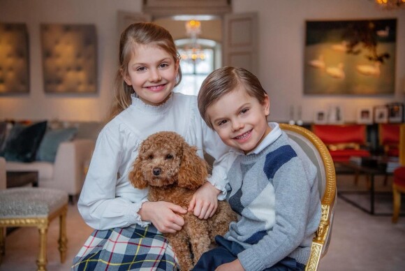 La princesse Estelle et son frère le prince Oscar, les enfants de la princesse héritière Victoria, posent au palais Haga, le 23 février 2021 sur Instagram.