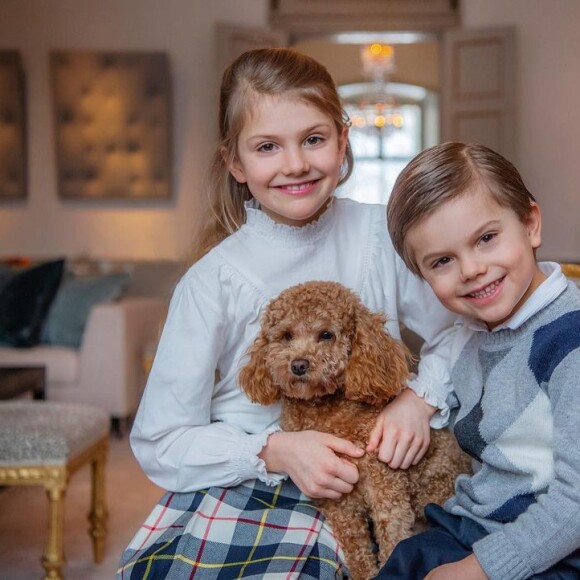 La princesse Estelle et son frère le prince Oscar, les enfants de la princesse héritière Victoria, posent au palais Haga, le 23 février 2021 sur Instagram.