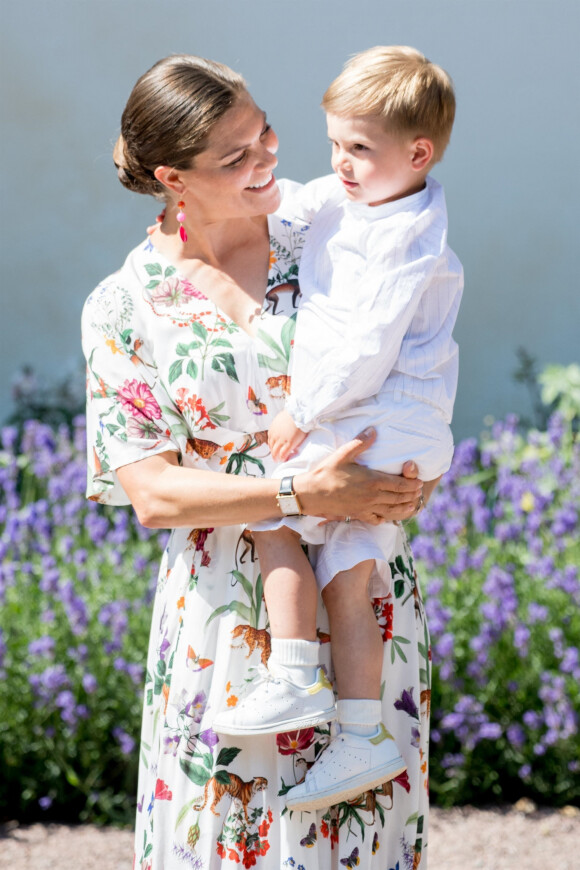 La princesse Victoria de Suède et son fils le prince Oscar de Suède - La famille royale de Suède célèbre l'anniversaire (42 ans) de la princesse Victoria de Suède à la Villa Solliden à Oland en Suède.