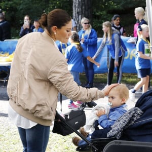 La princesse Victoria, le prince Daniel de Suède et leurs enfants la princesse Estelle et le prince Oscar participent à la journée du sport à Stockholm le 10 septembre 2017.